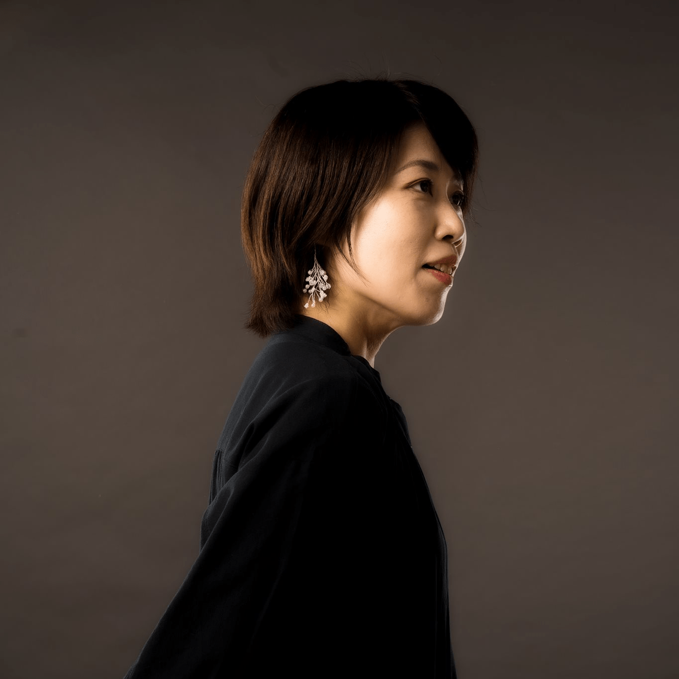 平間久美子 logo